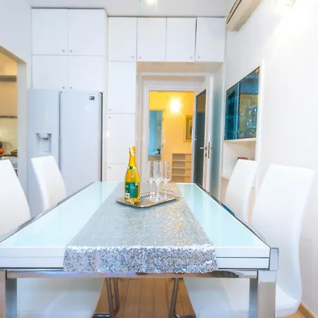 Lazuli Apartment *